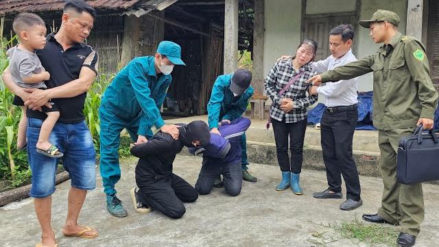 Police officer and kind man successfully rescued the single mother and her son. ly tu tay Police officer and kind man successfully rescued the single mother and her son. ly tu tay