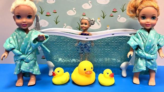 Bath time ! elsa & anna toddlers - soap bubbles - barbie dolls Bath time ! elsa & anna toddlers - soap bubbles - barbie dolls