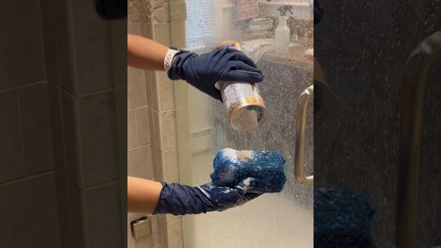 Limpia el jabón pegado de las puertas de vidrio #housekeeper #limpiar #tips #cleaning #asmr #baño Limpia el jabón pegado de las puertas de vidrio #housekeeper #limpiar #tips #cleaning #asmr #baño