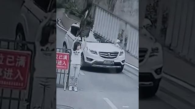 가만히 서있다가 옷이 벗겨진 여성 가만히 서있다가 옷이 벗겨진 여성