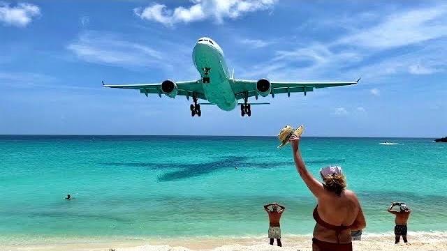 Very low pass ! maho beach, sint maarten sxm plane spotting / princess juliana airport close up Very low pass ! maho beach, sint maarten sxm plane spotting / princess juliana airport close up