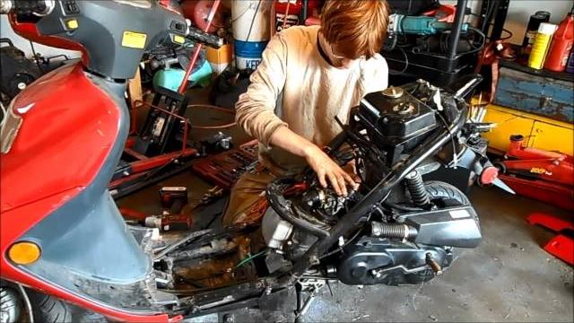 Removing a scooter engine Removing a scooter engine