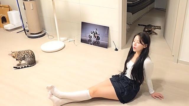 Korean bj wearing white knee socks Korean bj wearing white knee socks