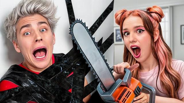 Кто первый освободит друга из скотча ! Кто первый освободит друга из скотча !