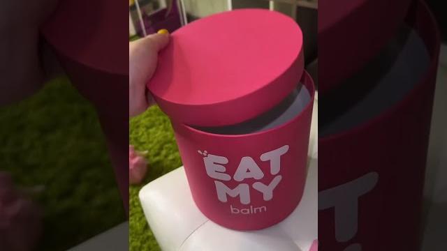 Открывают подарок eat my *я в шоке* Открывают подарок eat my *я в шоке*