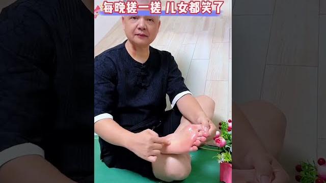 金絲檀木六爪經絡按摩梳,按摩舒緩,肩頸放鬆,小小一隻全身都能用,有效緩解酸痛,活血化瘀 金絲檀木六爪經絡按摩梳,按摩舒緩,肩頸放鬆,小小一隻全身都能用,有效緩解酸痛,活血化瘀