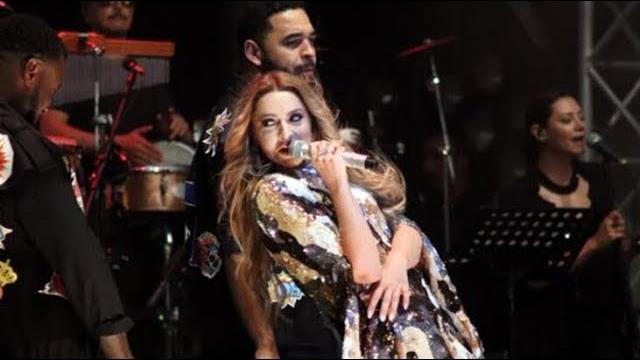 Hadise ereğli konseri hd (elbisesi dikkat çekti) Hadise ereğli konseri hd (elbisesi dikkat çekti)