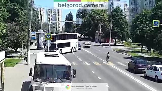 Слетел люк с автобуса. Слетел люк с автобуса.