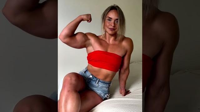 Kaslı genç kız (muscle young girl) Kaslı genç kız (muscle young girl)