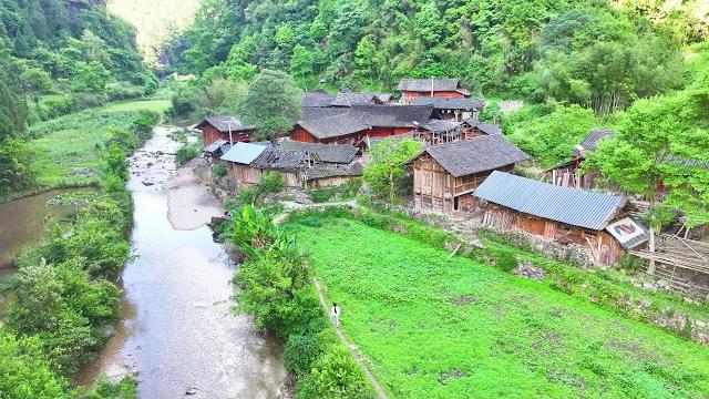 探秘贵州深山峡谷里的天坑村,这里山水环绕与外界隔绝,走近一看简直就是一个世外桃源|guizhou's isolated tiankeng village is a paradise on earth 探秘贵州深山峡谷里的天坑村,这里山水环绕与外界隔绝,走近一看简直就是一个世外桃源|guizhou's isolated tiankeng village is a paradise on earth