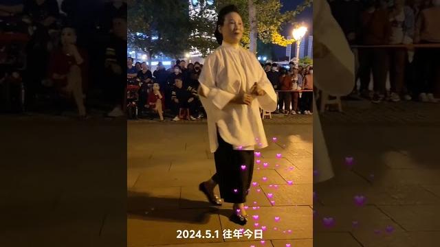 路人视角 一道靓丽风景线 跟着节奏嗨起来 舞台无处不在 广场舞也可以节奏感十足 路人视角 一道靓丽风景线 跟着节奏嗨起来 舞台无处不在 广场舞也可以节奏感十足