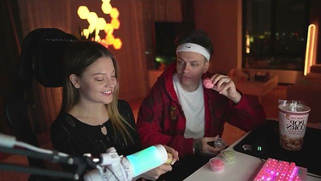 Бустер сделал комплимент диларе)) Бустер сделал комплимент диларе))
