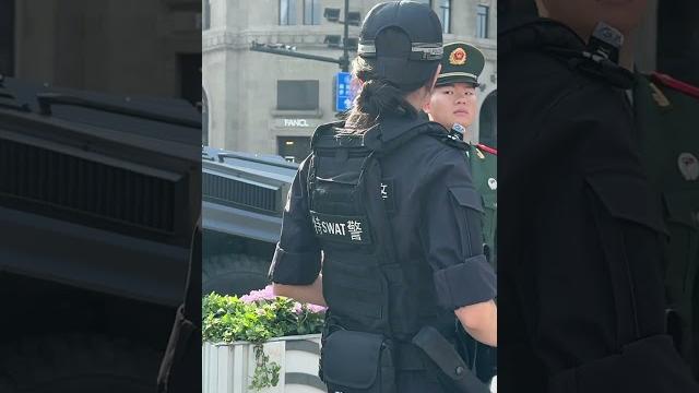 外滩特警姚警官太美了 兵哥哥都目不转睛了 外滩特警姚警官太美了 兵哥哥都目不转睛了