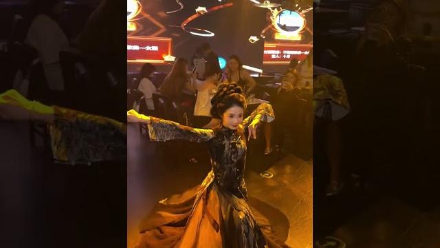 纸扇开阖如剑,回眸踏风!一…… 纸扇开阖如剑,回眸踏风!一……