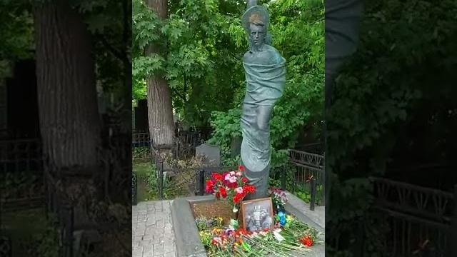 Могила высоцкого. почему так? Могила высоцкого. почему так?