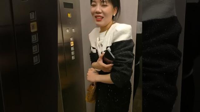 电梯少妇,端庄娴雅 塞着跳蛋 #熱門 #funny #搞笑 #推薦 #分享 电梯少妇,端庄娴雅 塞着跳蛋 #熱門 #funny #搞笑 #推薦 #分享