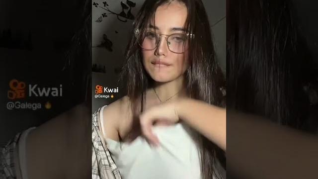 Novinha gostosa mexendo os peitos Novinha gostosa mexendo os peitos