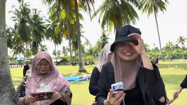 Heboooh,dibalik hasil fhoto yg terdapat kehebohan mamak d balakang layar#masyaallahtabarakallah Heboooh,dibalik hasil fhoto yg terdapat kehebohan mamak d balakang layar#masyaallahtabarakallah