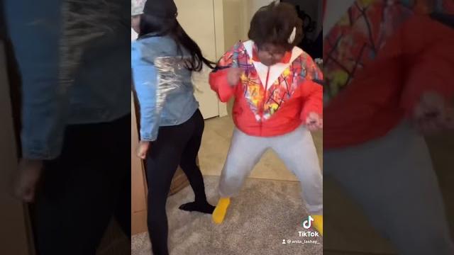 Auntie knee went out Auntie knee went out