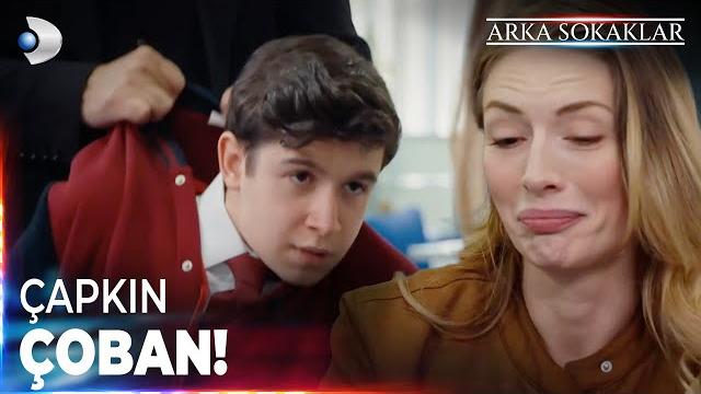 Haydar berk'in flörtöz halleri! #arkasokaklar 712. bölüm Haydar berk'in flörtöz halleri! #arkasokaklar 712. bölüm