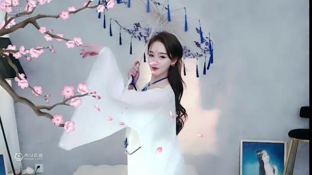 《虎牙—秋老师》翩翩白衣,佳人如雪,舞姿倾城。 《虎牙—秋老师》翩翩白衣,佳人如雪,舞姿倾城。