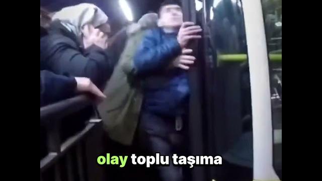 "i̇stanbul'da metrobüs durağında zorla otobüse sokulan genç #shorts #istanbul #haber #viral #shortvi "i̇stanbul'da metrobüs durağında zorla otobüse sokulan genç #shorts #istanbul #haber #viral #shortvi