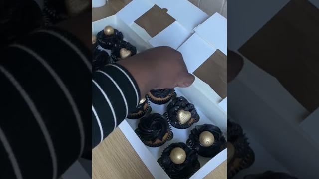 Black & gold cupcakes! Black & gold cupcakes!