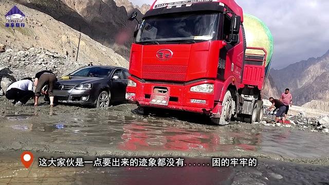 121,什么叫自不量力,乱中添乱,大货车陷车,小轿车不服冲入泥潭 121,什么叫自不量力,乱中添乱,大货车陷车,小轿车不服冲入泥潭
