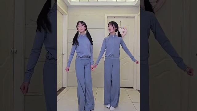 火速录个青花瓷踢腿教程吧!都学会了吧! 双胞胎 青花瓷踢腿 青花瓷踢腿慢动作 教程布丁糖糖 火速录个青花瓷踢腿教程吧!都学会了吧! 双胞胎 青花瓷踢腿 青花瓷踢腿慢动作 教程布丁糖糖