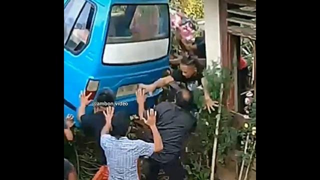 Viral !!! mobil bergerak sendiri Viral !!! mobil bergerak sendiri