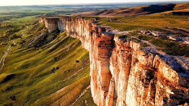 Белая скала в крыму - жуткое место. путешествие по краю пропасти. гигантское дерево суворовский дуб. Белая скала в крыму - жуткое место. путешествие по краю пропасти. гигантское дерево суворовский дуб.