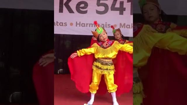 Para penari cilik disawer ibu kepala desa cinangka. bu lurah top Para penari cilik disawer ibu kepala desa cinangka. bu lurah top