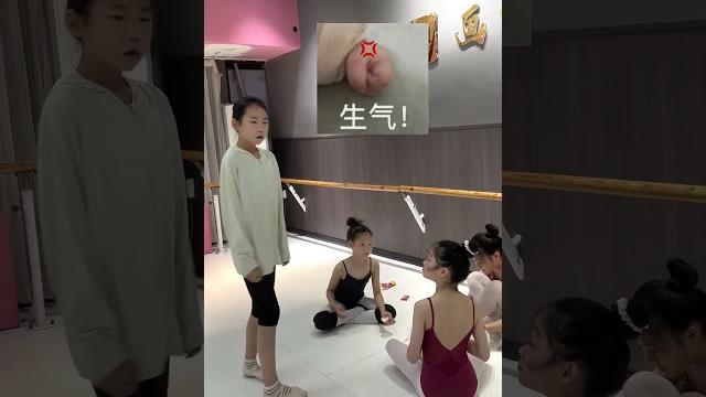 丸子老师能不能挠萱萱脚心 丸子老师能不能挠萱萱脚心