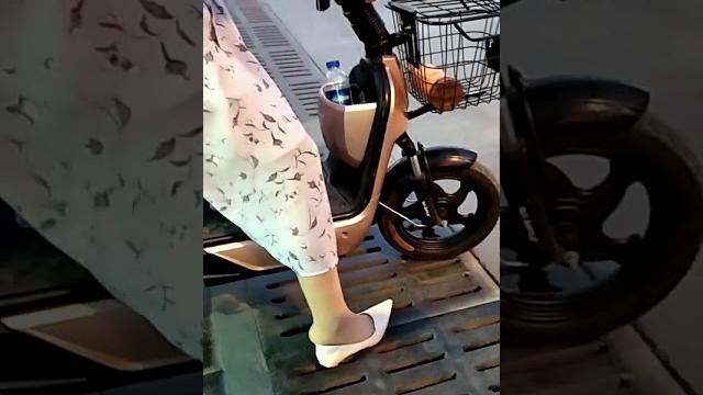 等红绿灯时无意间看到隔壁骑电炉子的美女绿灯亮了走不起来一看原 等红绿灯时无意间看到隔壁骑电炉子的美女绿灯亮了走不起来一看原