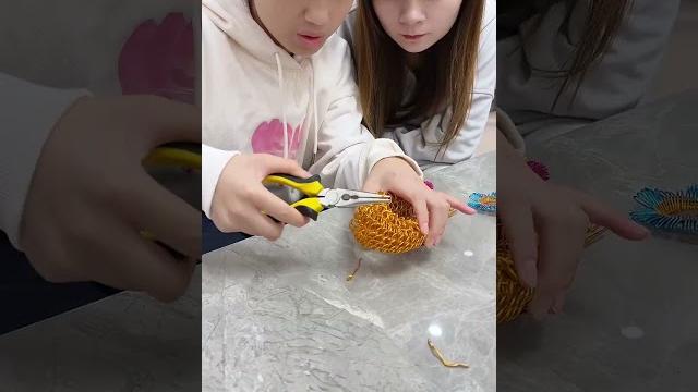 学渣女儿虽然成绩不好,但是手工好啊,给妈妈手工做了个孔雀开屏 #小铁的家庭生活 #搞笑日常 #作品推荐 学渣女儿虽然成绩不好,但是手工好啊,给妈妈手工做了个孔雀开屏 #小铁的家庭生活 #搞笑日常 #作品推荐