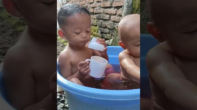 Kakak adik mandi. hisyam & khalid Kakak adik mandi. hisyam & khalid