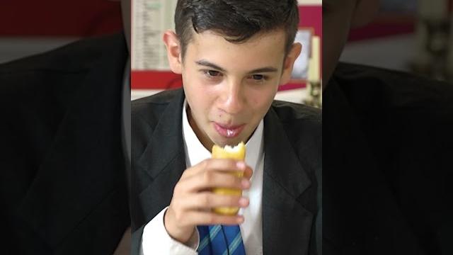 British highschoolers try twinkies for the first time! British highschoolers try twinkies for the first time!