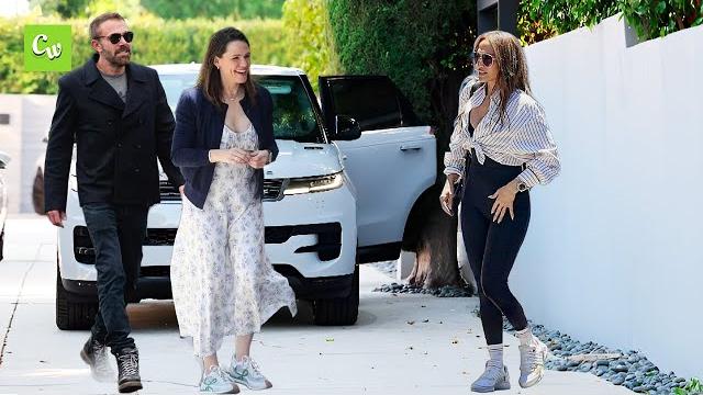 Jennifer lopez looks unbothered as she steps out as jennifer garner paid her respects to ben affleck Jennifer lopez looks unbothered as she steps out as jennifer garner paid her respects to ben affleck