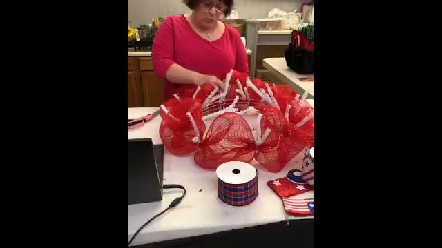 Mesh wreath with lisa kellum | dylan live demo Mesh wreath with lisa kellum | dylan live demo