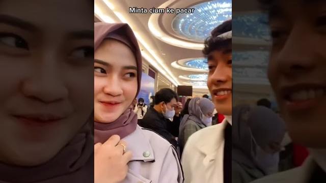 Minta cium ke pacar #baper #prank #romantis #youtubeshorts #love Minta cium ke pacar #baper #prank #romantis #youtubeshorts #love