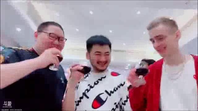 茄子劝pdd喝酒!pdd见毛子秒怂! 茄子劝pdd喝酒!pdd见毛子秒怂!