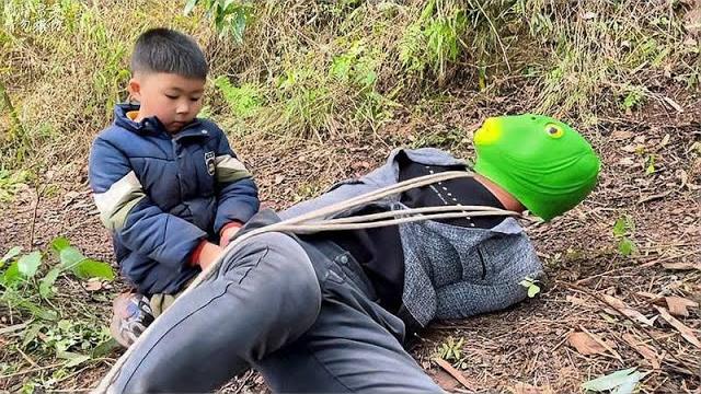 短剧:人贩子捂晕妈妈,孩子临危不乱,布下陷井成功将逮住 短剧:人贩子捂晕妈妈,孩子临危不乱,布下陷井成功将逮住