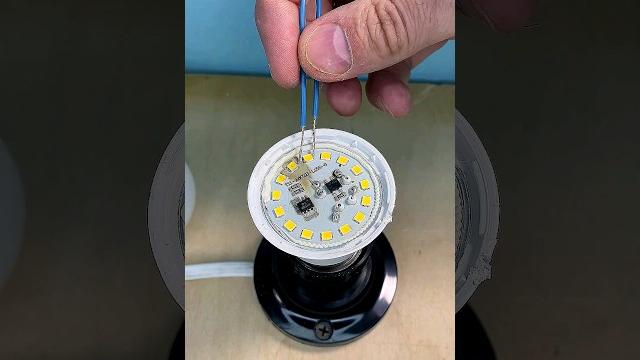 How to fix a burnt out light bulb! #shorts How to fix a burnt out light bulb! #shorts