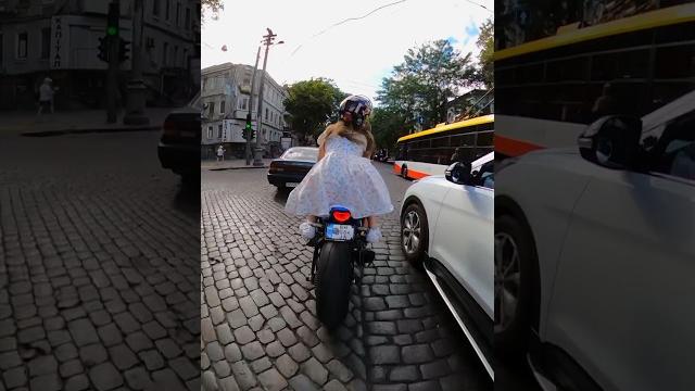 Когда забыла загнуть платье, но держаться всеравно надо #motoraido #gixxer #shortsviral Когда забыла загнуть платье, но держаться всеравно надо #motoraido #gixxer #shortsviral