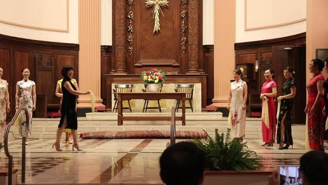 华人女医生表演旗袍秀,观众起立鼓掌! 华人女医生表演旗袍秀,观众起立鼓掌!