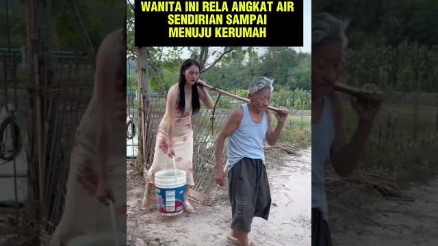 Cewek cantik ini angkat air sendirian agar kakek nya tidak kecapean Cewek cantik ini angkat air sendirian agar kakek nya tidak kecapean