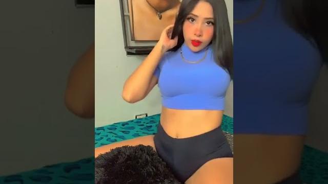 Yastık üstünde twerk yapıyor Yastık üstünde twerk yapıyor