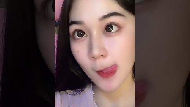 Cewek cantik pamer lidah manteb banget Cewek cantik pamer lidah manteb banget