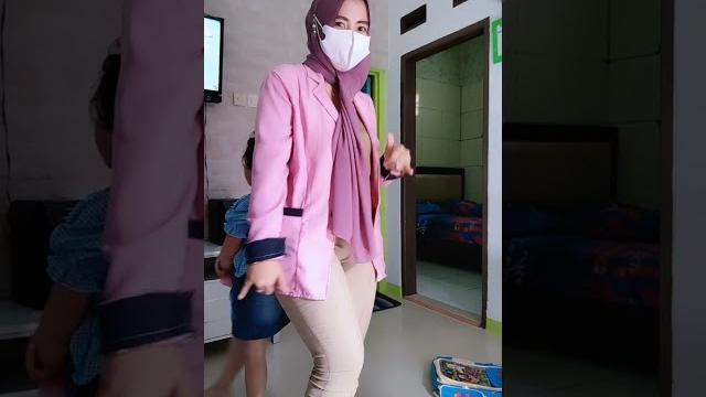 Tante jilbab Tante jilbab