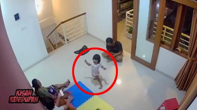 Sungguh seram, anak ini kakinya ditarik hantu di depan orang tuanya Sungguh seram, anak ini kakinya ditarik hantu di depan orang tuanya